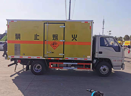 措勤爆破器材运输车工人安全操作规范与智能技术保障